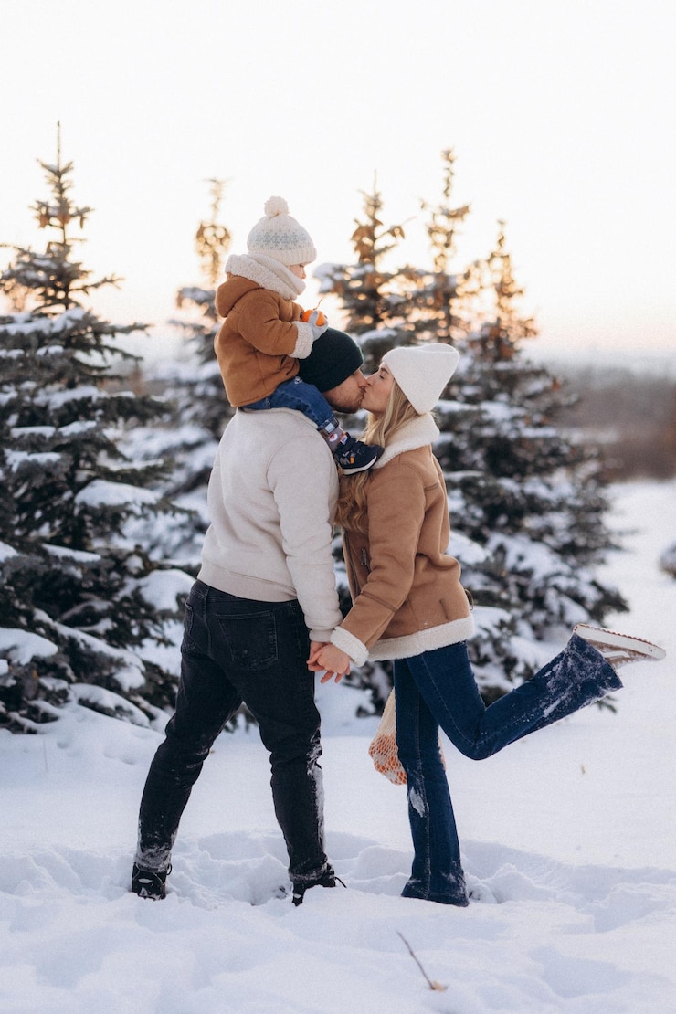 Photo parent and child walking in winter park