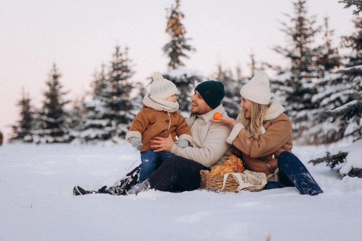 Photo parent and child walking in winter park