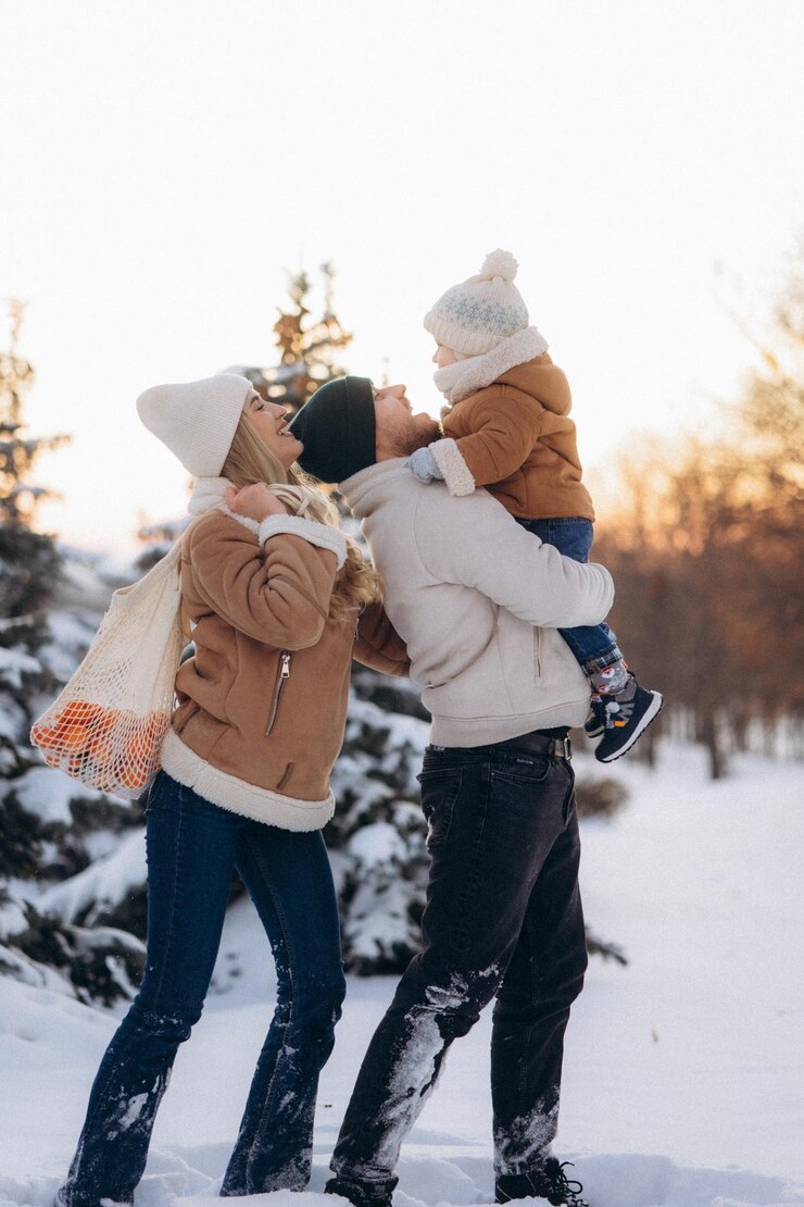 Photo parent and child walking in winter park