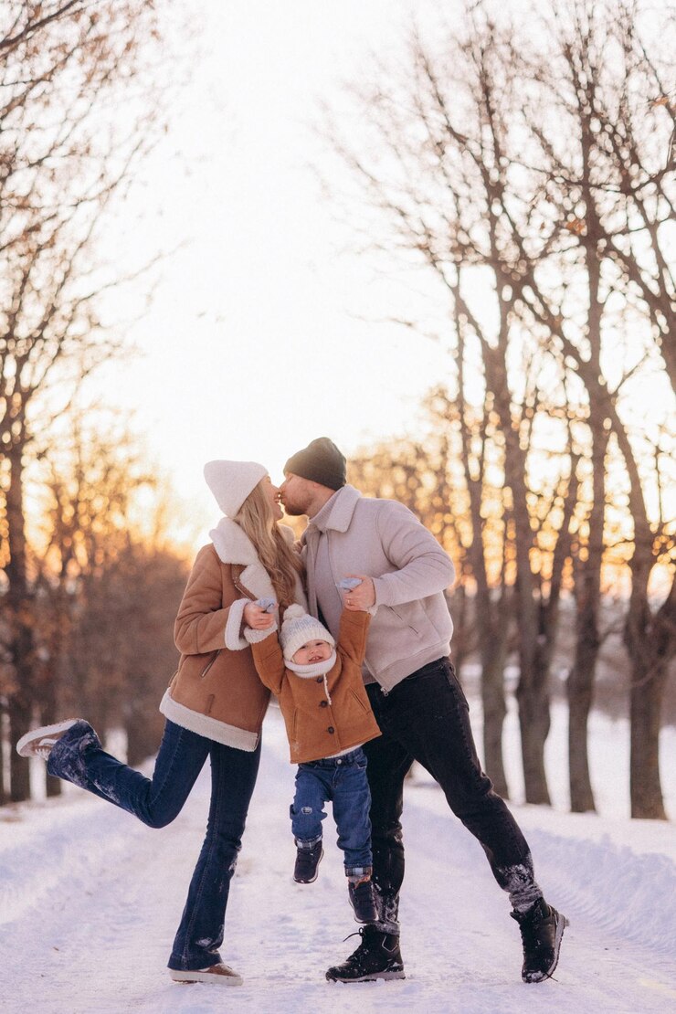 Photo parent and child walking in winter park