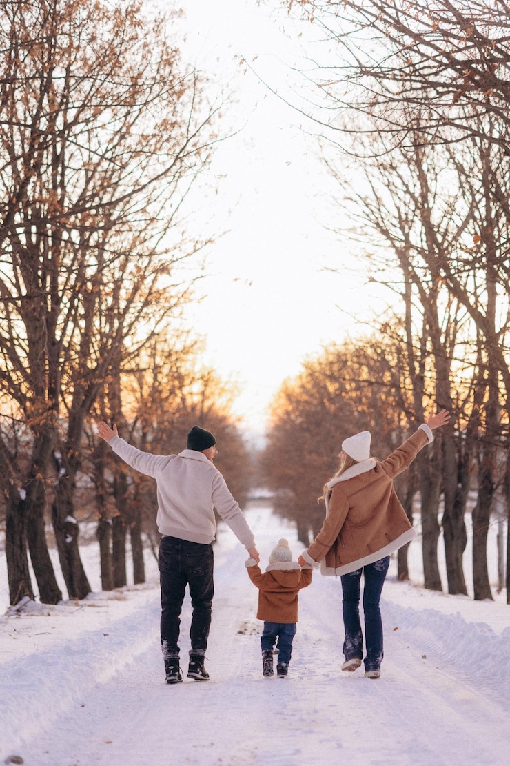 Photo parent and child walking in winter park