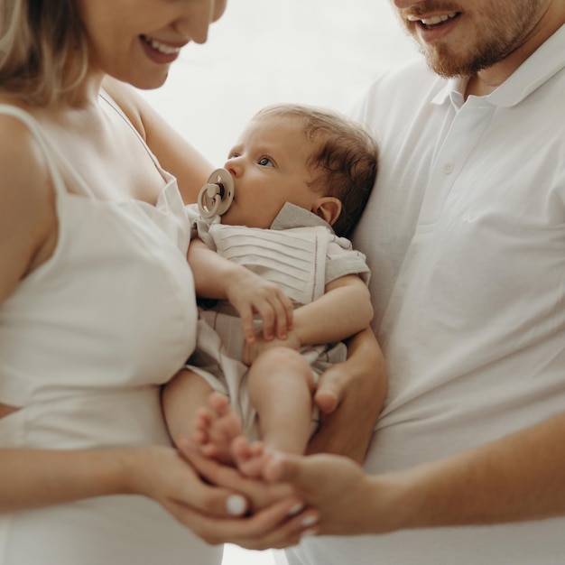 아기를 안고 있는 부모 행복한 가족 초상화 행복한 가족 개념