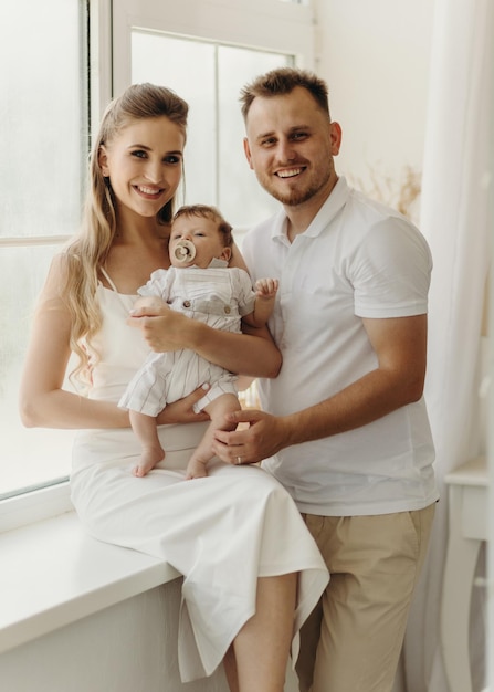 Photo parent holding baby happy family portrait happy family concept