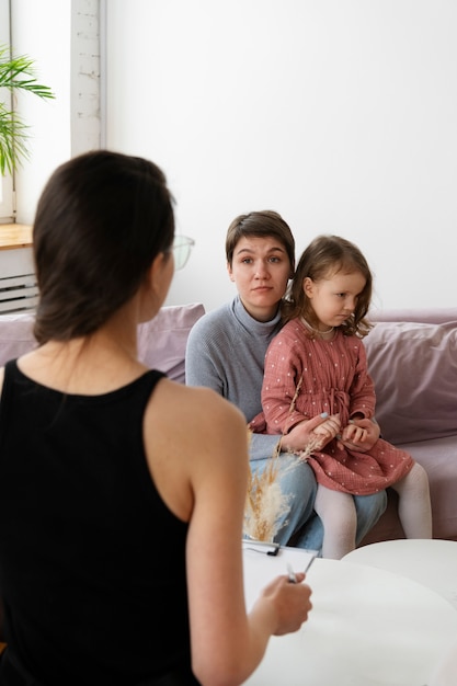 Photo parent and kid talking to psychologist