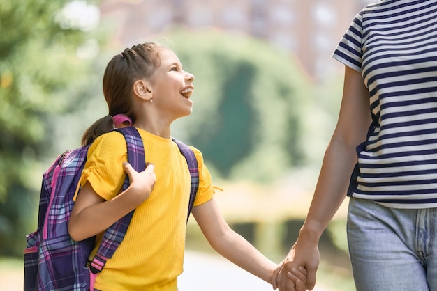 Foto genitore e allievo vanno a scuola