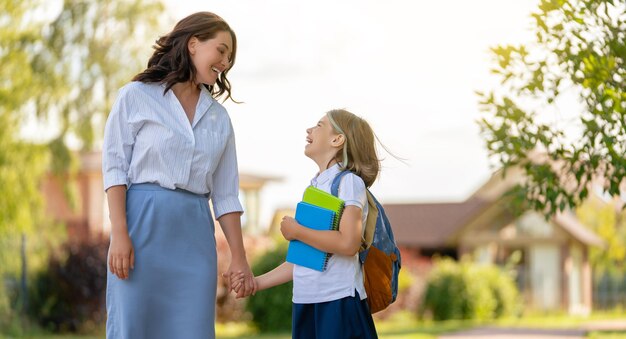 親と生徒が学校に行く