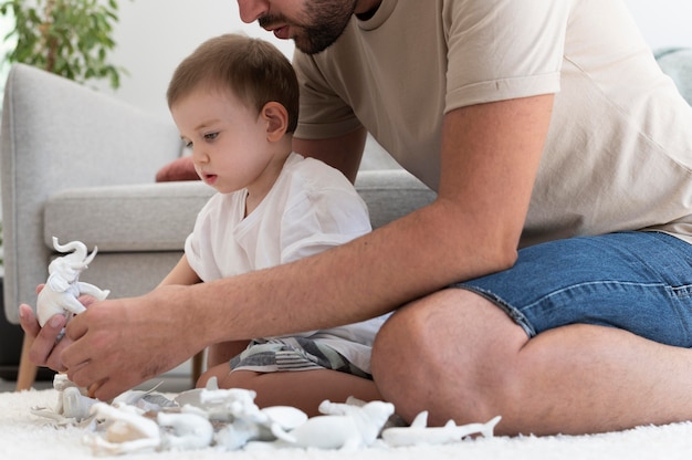 写真 親が子供と充実した時間を過ごす