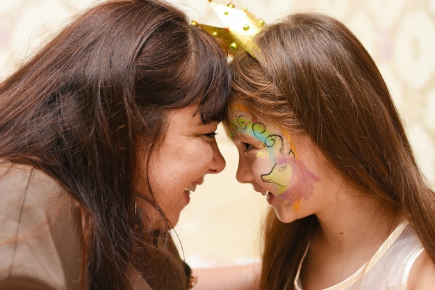 I genitori celebrano il compleanno della loro figlia