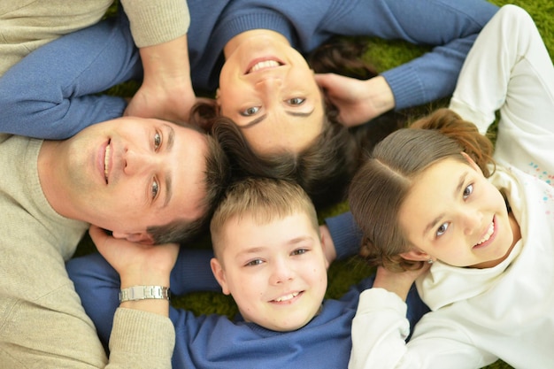 Foto genitori e bambini sdraiati sul pavimento, vista dall'alto