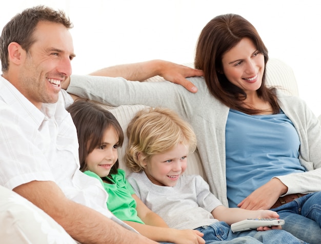 Genitori e bambini che guardano la televisione insieme