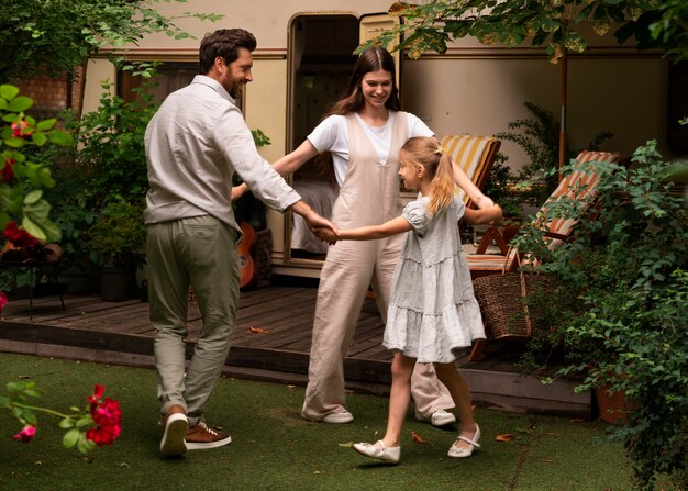 Photo parents and daughter spending time together while wearing linen clothing