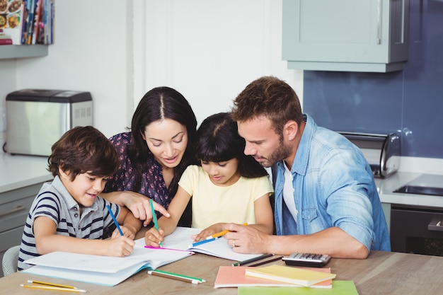 Genitori che aiutano i bambini a fare i compiti