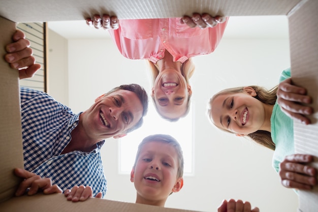 Foto genitori e figli si divertono in salotto