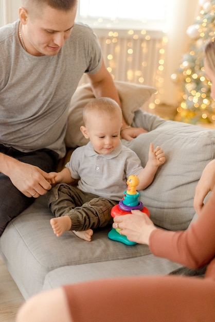 Родители играют с сыном в спальне