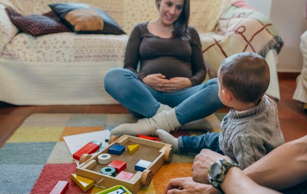 Foto i genitori giocano con il figlio mentre sono a casa.