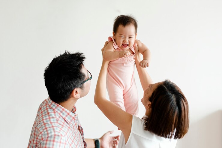 Photo 赤ちゃんと遊ぶ親