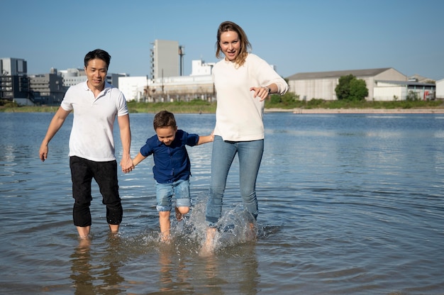 写真 子供と一緒に時間を過ごす親