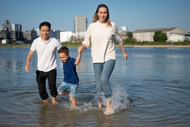 写真 子供と一緒に時間を過ごす親