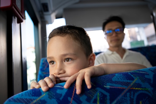 写真 子供と一緒に時間を過ごす親