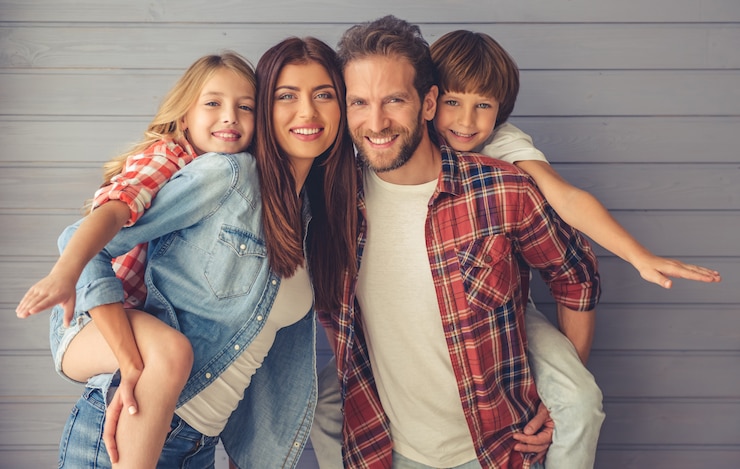 Photo parents and their children are looking at camera