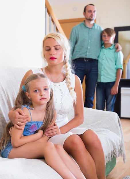 Genitori e due bambini in conflitto a casa