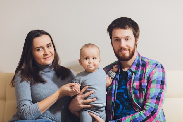 Photo parents with baby daughter in nursery