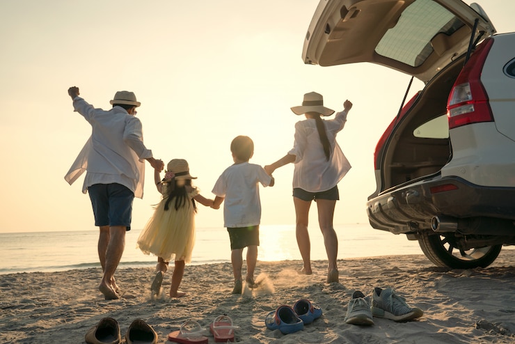 Photo parents with children enjoying vacation on beach
