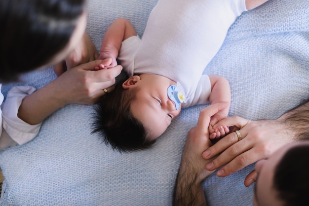 生まれたばかりの赤ちゃんの男の子を持つ親