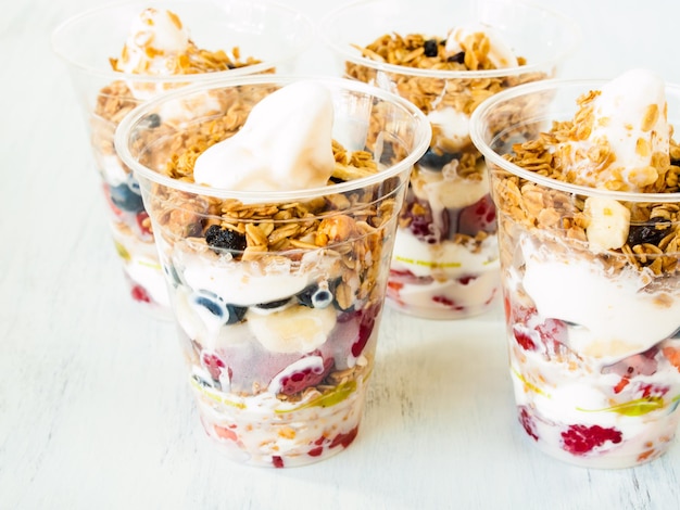 Parfait met vers fruit en bevroren yoghurt.