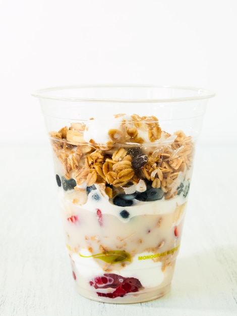 Parfait met vers fruit en bevroren yoghurt.