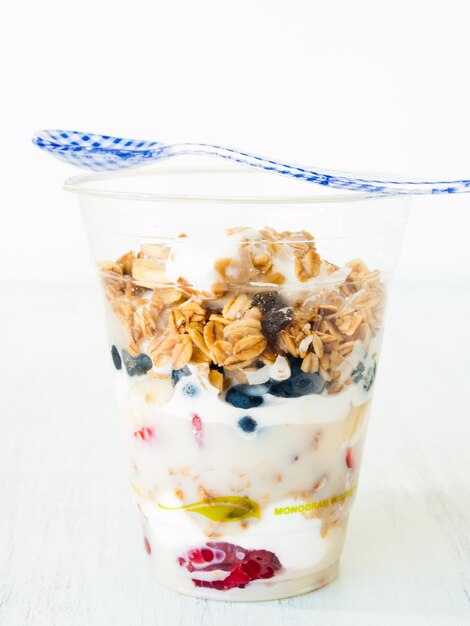 Parfait met vers fruit en bevroren yoghurt.