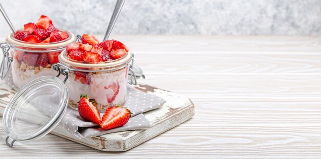 Foto parfait met verse aardbeien yoghurt en knapperige granola