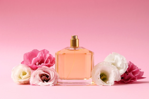 Parfum en bloemen op een gekleurde achtergrond