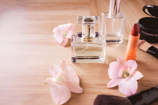 Parfum en make-up cosmetica op houten achtergrond