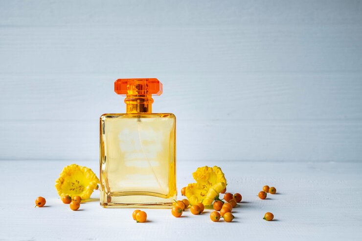 Parfum en parfumflesjes met gele bloemen