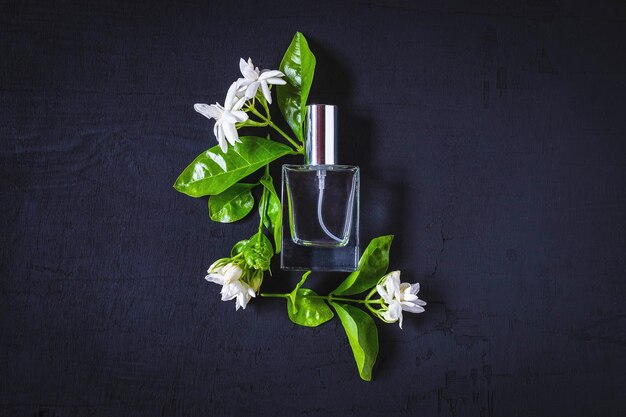 Parfum en parfuumflessen En de geur van bloemen