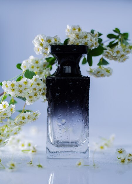 Parfum en witte bloemen