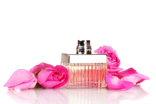 Parfum in een mooie fles bloemblaadjes en roze rozen geïsoleerd op wit