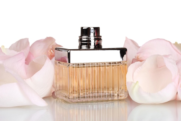 Parfum in een mooie fles en bloemblaadjes geïsoleerd op wit
