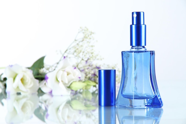 Parfum in fles en bloemen geïsoleerd op wit