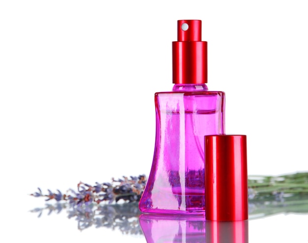 Parfum in fles en lavendel geïsoleerd op wit