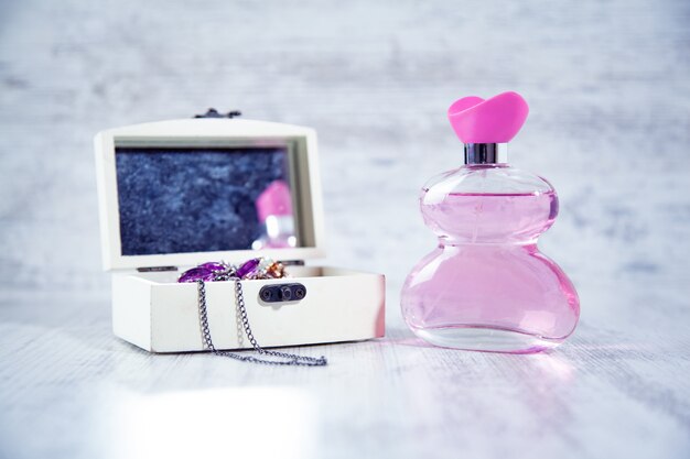 Parfum met doos op houten tafel