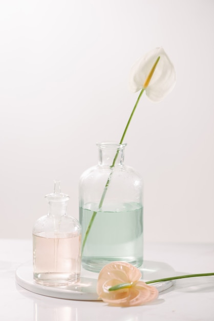 Parfum oliën concept. Laboratoriumglaswerk met doordrenkt bloemenwater op tafel