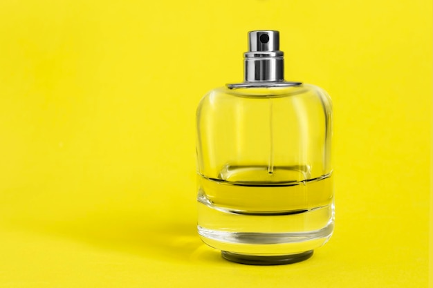 Parfum op gele achtergrond