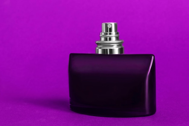 Parfum op paarse achtergrond