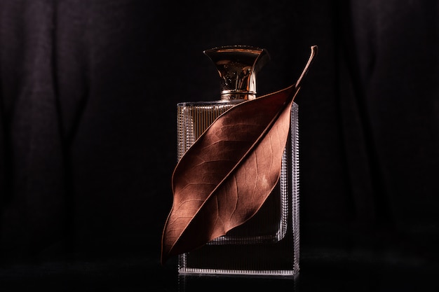 Foto parfum voor heren en droog blad