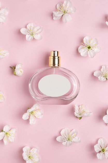 Foto parfumfles en witte bloemen concept dure parfum en cosmetica bloemengeur voor vrouwen parfumspray moderne luxe dame parfum de toilette