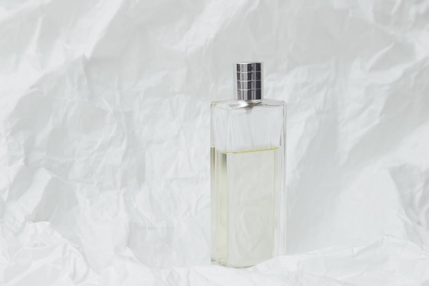 Parfumfles geurspray mock-up en wit verpakkingspapier
