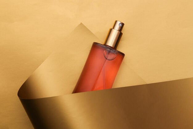 Parfumfles op een luxe gouden achtergrond