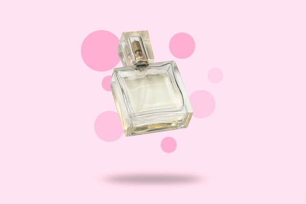 Parfumfles op een roze achtergrond. Het concept van een favoriete geur, parfum voor de geliefde, Feramona. Levitatie. Plat lag, bovenaanzicht.